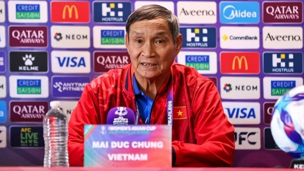 HLV Mai Đức Chung phát biểu tại buổi họp báo trước trận gặp ĐT nữ Đài Bắc Trung Hoa.