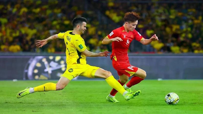 Malaysia (áo vàng) từ thắng 4-0 sẽ bị xử thua Việt Nam 0-3 nếu FAM thua kiện FIFA tại CAS trong phiên xét xử ngày 26/2 tới.