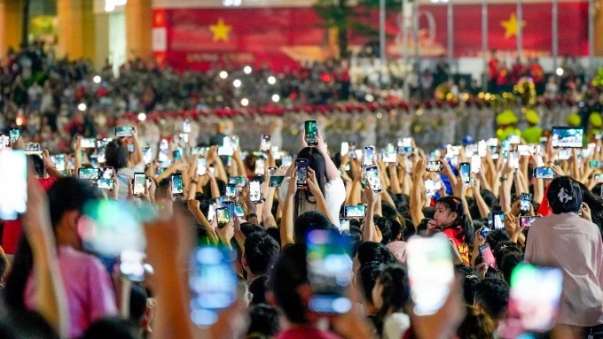 Hàng trăm thiết bị di động cùng ghi hình tại một sự kiện ở Hà Nội. Ảnh: Nguyễn Đông