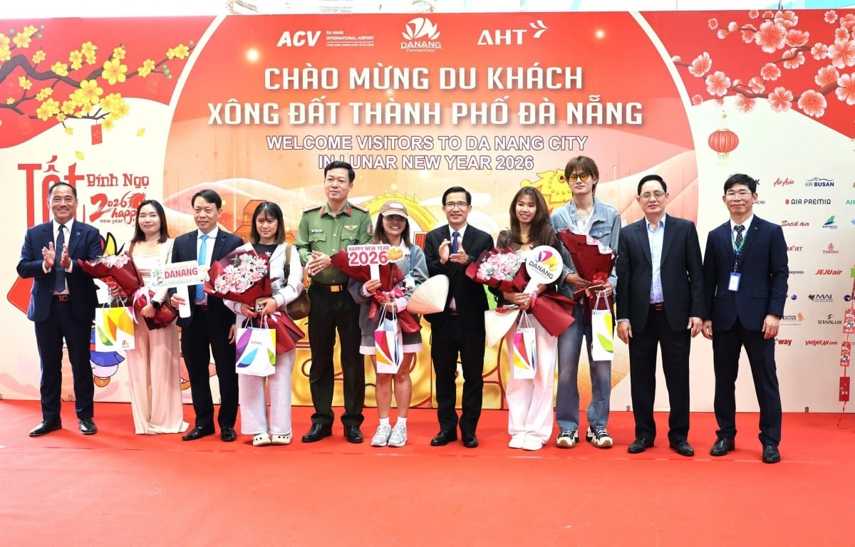 Đà Nẵng chào đón tặng hoa, voucher cho du khách tại Cảng hàng không quốc tế Đà Nẵng. Ảnh: Báo Đà Nẵng