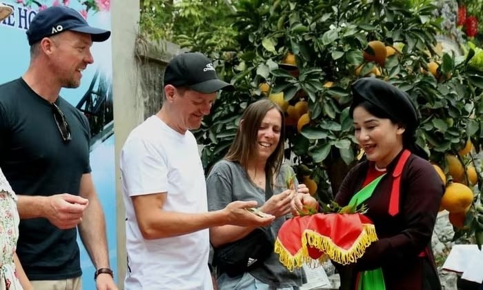 Sở VHTTDL Bắc Ninh đón đoàn khách quốc tế xông đất vào ngày mùng 1 Tết.