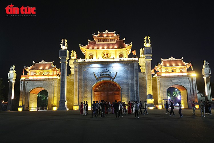 Du khách tham quan Khu di tích lịch sử Đền Hùng về đêm.