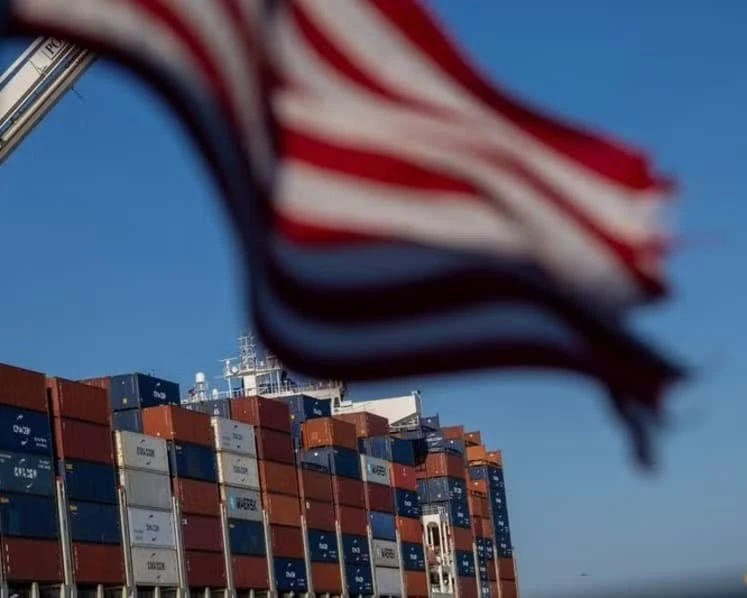 Một tàu chở hàng đầy container đang neo đậu tại cảng Oakland, California, Mỹ.