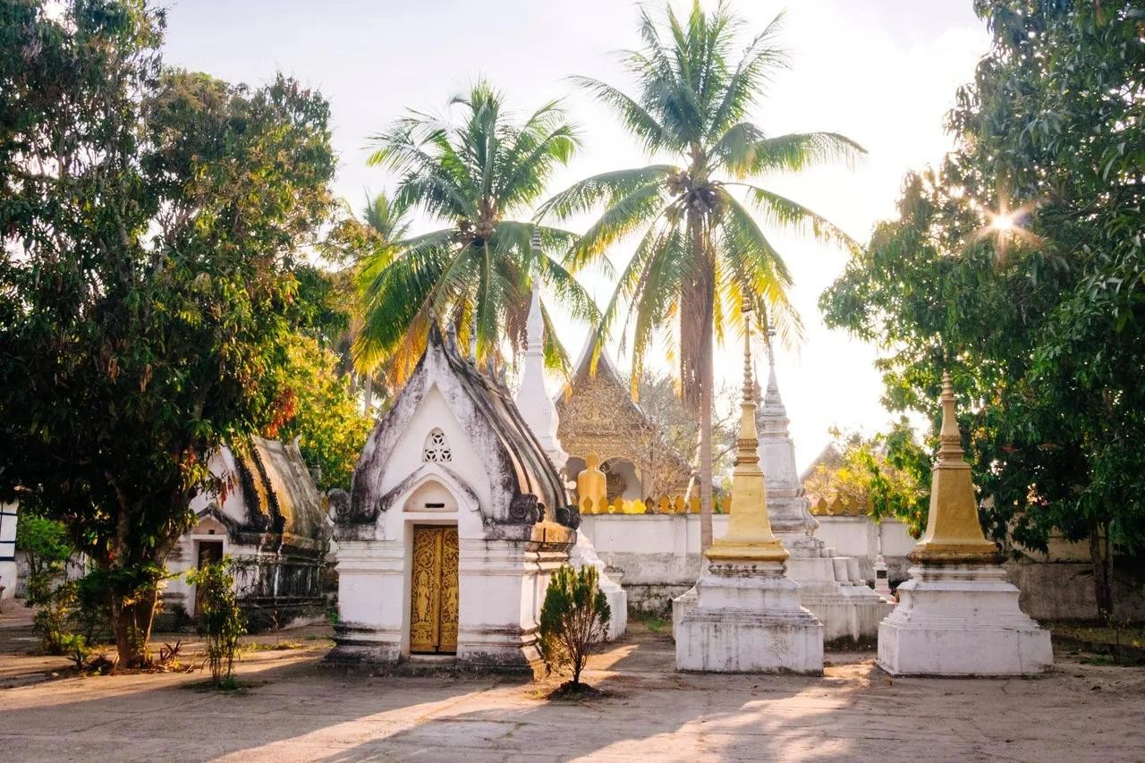 Có thể thành phố này không có những ngôi chùa như Siem Reap hay những tàn tích cổ xưa của Bagan, nhưng Luang Prabang chính là thành phố nhỏ lý tưởng nhất Đông Nam Á. Thật khó để chỉ ra chính xác lý do tại sao, nhưng có thể là do những cuộc hành hương hàng ngày vào sáng sớm của 200 nhà sư mặc áo cà sa màu nghệ, hoặc những bông hoa lan rực rỡ nở rộ trên cây...