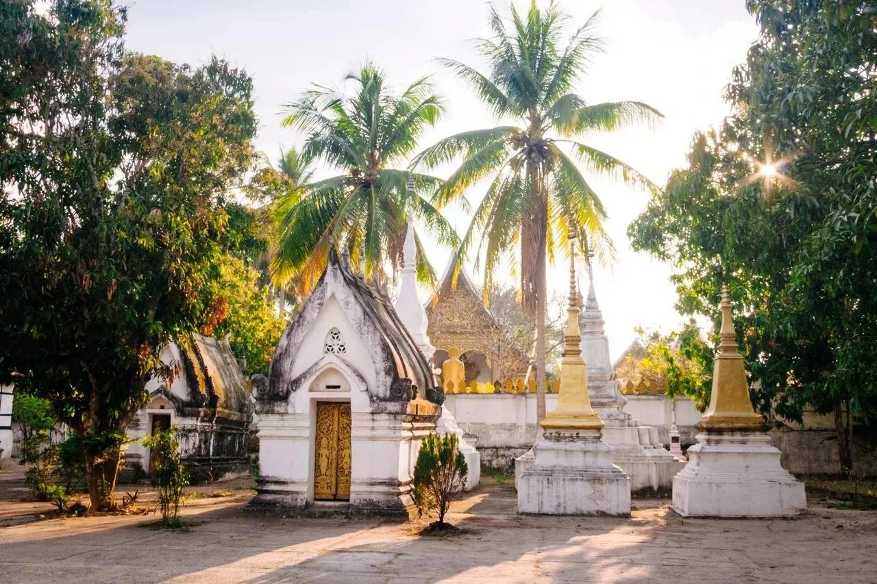 Có thể thành phố này không có những ngôi chùa như Siem Reap hay những tàn tích cổ xưa của Bagan, nhưng Luang Prabang chính là thành phố nhỏ lý tưởng nhất Đông Nam Á. Thật khó để chỉ ra chính xác lý do tại sao, nhưng có thể là do những cuộc hành hương hàng ngày vào sáng sớm của 200 nhà sư mặc áo cà sa màu nghệ, hoặc những bông hoa lan rực rỡ nở rộ trên cây...