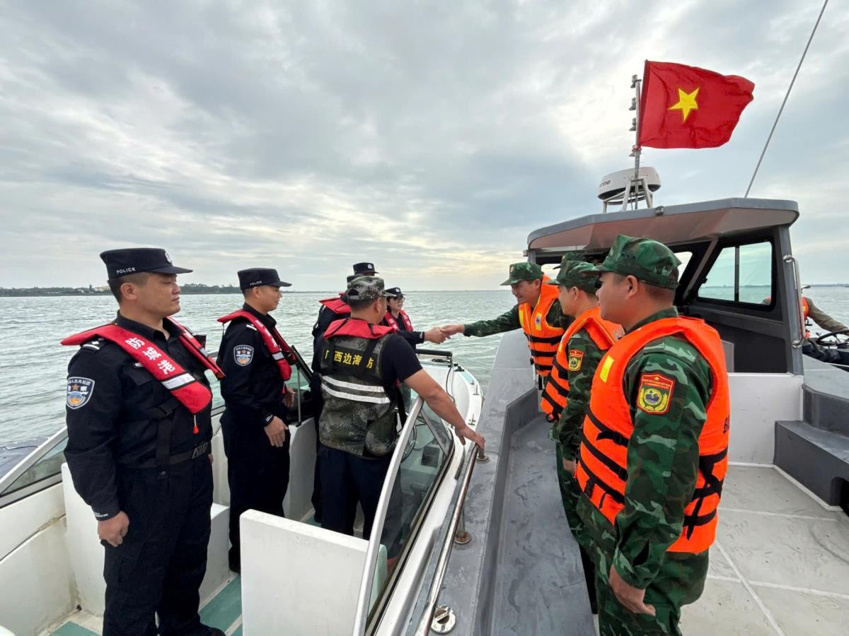 Đồn Biên phòng Hải Hòa, Bộ đội Biên phòng tỉnh Quảng Ninh (Việt Nam) phối hợp với Chi đội quản lý biên giới Phòng Thành Cảng (tỉnh Quảng Tây, Trung Quốc) tổ chức tuần tra song phương trên sông Bắc Luân.