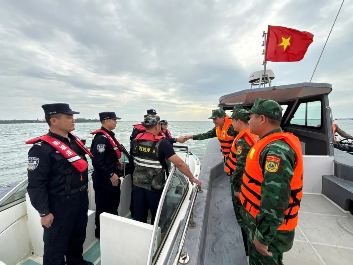 Đồn Biên phòng Hải Hòa, Bộ đội Biên phòng tỉnh Quảng Ninh (Việt Nam) phối hợp với Chi đội quản lý biên giới Phòng Thành Cảng (tỉnh Quảng Tây, Trung Quốc) tổ chức tuần tra song phương trên sông Bắc Luân.