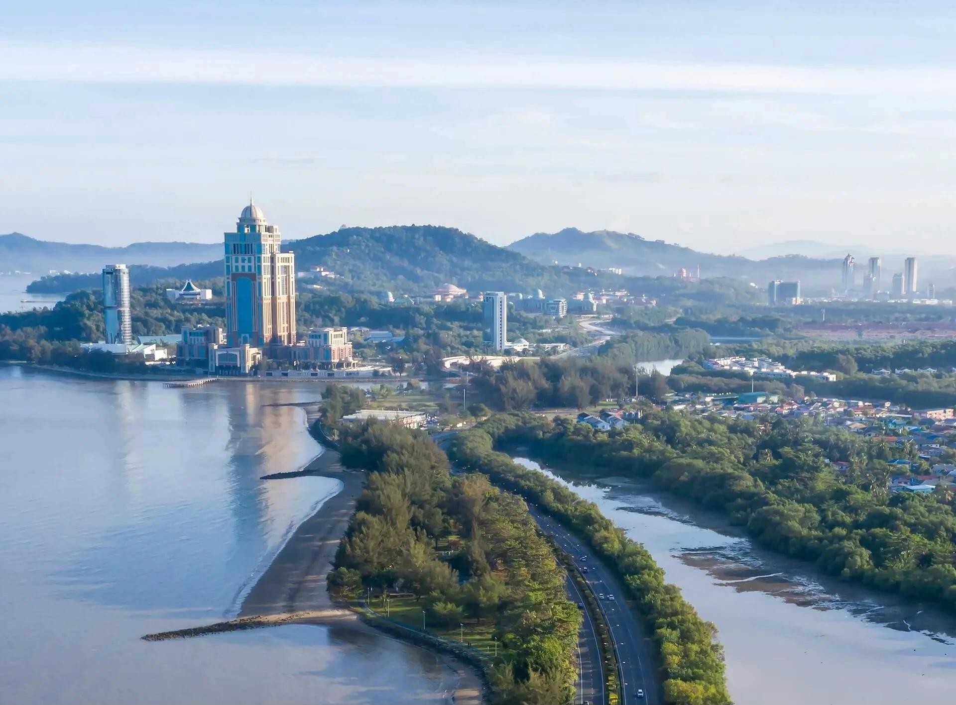 Kota Kinabalu luôn nằm trong tầm ngắm của du khách - phần lớn nhờ vai trò là cửa ngõ đến Borneo và núi Kinabalu. Nhưng vào năm 2026, thành phố cuối cùng cũng đang bước ra khỏi cái bóng đó. Được bao bọc bởi những ngọn đồi phủ đầy rừng nhiệt đới ở một bên và Biển Đông ở phía còn lại, thủ phủ của Sabah đã âm thầm trở thành một trong những điểm đến giao thoa giữa thiên nhiên và thành thị thú vị nhất Đông Nam Á.