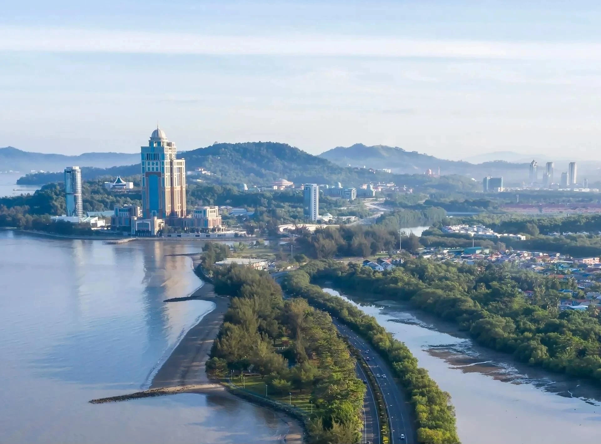 Kota Kinabalu luôn nằm trong tầm ngắm của du khách - phần lớn nhờ vai trò là cửa ngõ đến Borneo và núi Kinabalu. Nhưng vào năm 2026, thành phố cuối cùng cũng đang bước ra khỏi cái bóng đó. Được bao bọc bởi những ngọn đồi phủ đầy rừng nhiệt đới ở một bên và Biển Đông ở phía còn lại, thủ phủ của Sabah đã âm thầm trở thành một trong những điểm đến giao thoa giữa thiên nhiên và thành thị thú vị nhất Đông Nam Á.