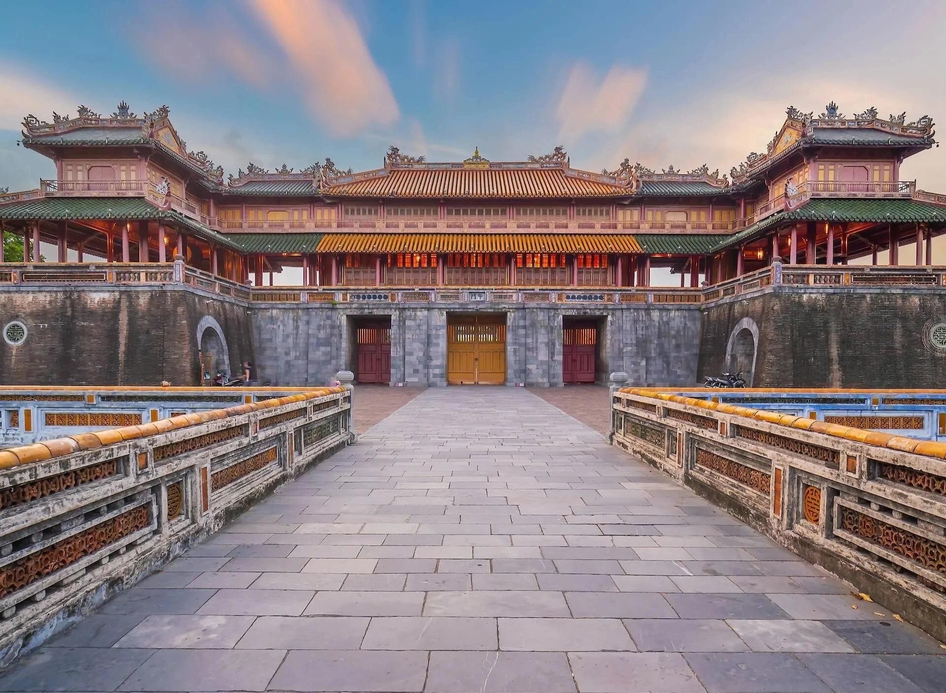 Miền Trung Việt Nam chính thức thoát khỏi cái bóng của các thành phố lớn để trở thành một điểm đến quan trọng vào năm 2026. Việc đến đây chưa bao giờ dễ dàng hơn nhờ làn sóng các chuyến bay quốc tế mới hạ cánh tại sân bay quốc tế Đà Nẵng, và cảnh quan thành phố đang được nâng cấp đáng kể với sự ra mắt của nhiều khách sạn hạng sang. Xa hơn một chút dọc bờ biển, cố đô Huế đang trải qua một cuộc phục hưng hoàng gia toàn diện, với những công trình phục dựng văn hóa đáng kinh ngạc đang được tiến hành. Từ những cồn cát của Mũi Né đến vẻ quyến rũ ven biển thanh bình của Đà Nẵng, toàn bộ khu vực này mang đến sự cân bằng hoàn hảo giữa phiêu lưu và sang trọng.