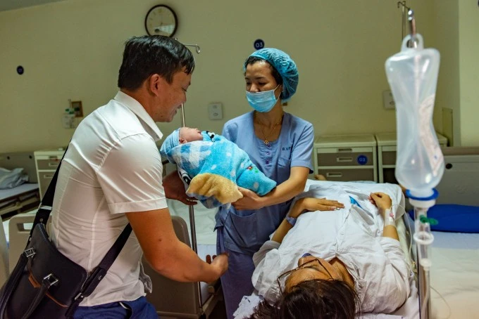 Một phụ nữ sinh con ở Bệnh viện Phụ sản Trung ương.