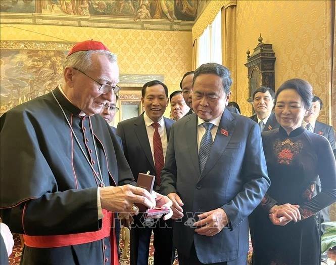 Chủ tịch Quốc hội Trần Thanh Mẫn và Phu nhân chụp ảnh chung với Thủ tướng Tòa thánh Vatican, Hồng y Pietro Parolin và trao đổi tặng phẩm.