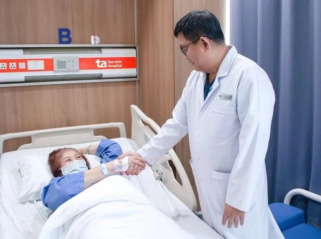 TTƯT-TS-BS CKII Lê Văn Tuấn thăm, chúc mừng bà Hà phục hồi tốt sau thay khớp bằng Robot CUVIS-Joint.