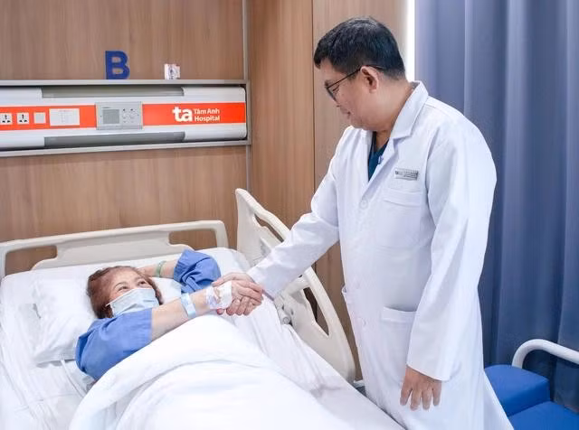 TTƯT-TS-BS CKII Lê Văn Tuấn thăm, chúc mừng bà Hà phục hồi tốt sau thay khớp bằng Robot CUVIS-Joint.