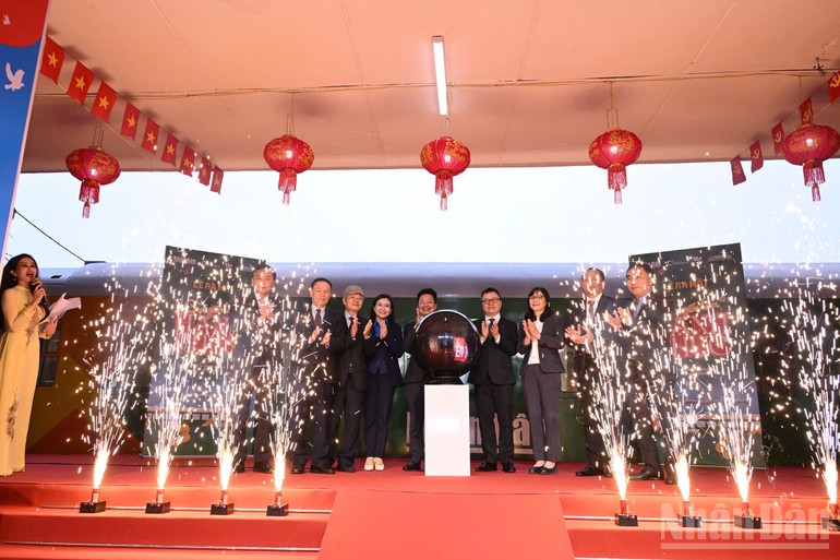 "Chuyến tàu hạnh phúc" được Báo Nhân Dân phối hợp cùng Tổng công ty Đường sắt Việt Nam và Công ty Cổ phần Xây dựng Coteccons triển khai thực hiện.