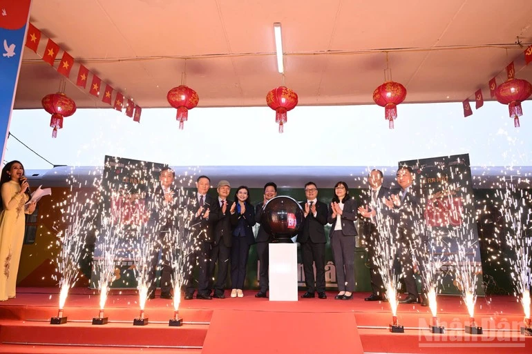 "Chuyến tàu hạnh phúc" được Báo Nhân Dân phối hợp cùng Tổng công ty Đường sắt Việt Nam và Công ty Cổ phần Xây dựng Coteccons triển khai thực hiện.