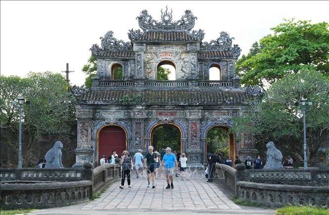 Du khách tham quan Đại Nội Huế.