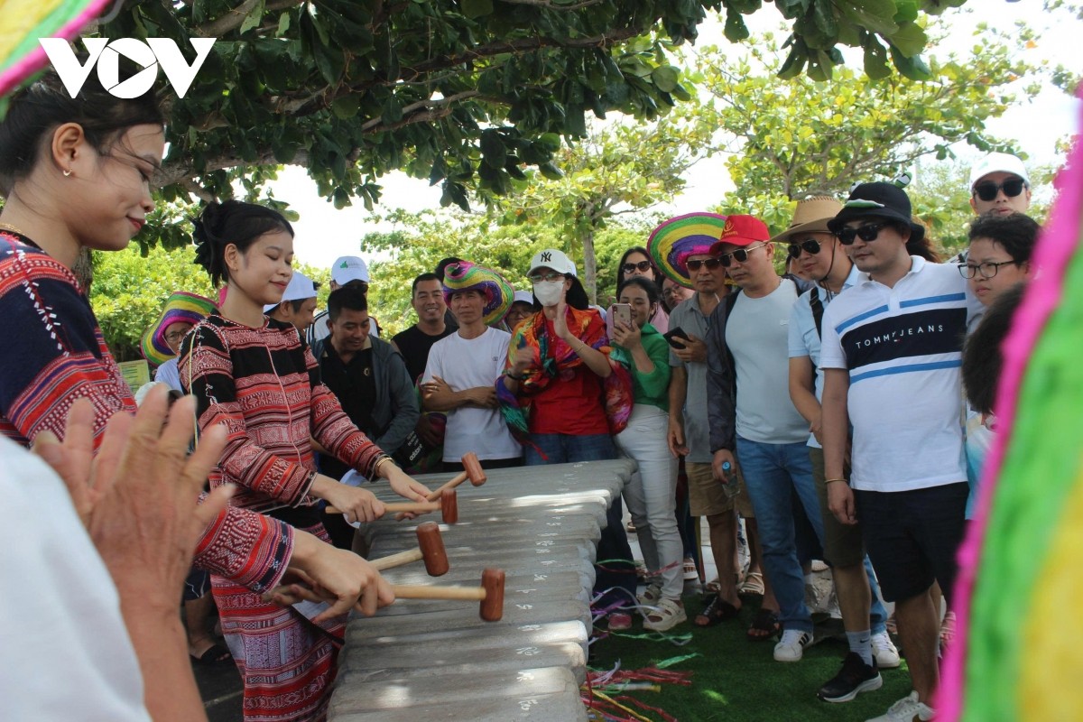 Để du lịch Việt Nam thực sự trở thành ngành kinh tế mũi nhọn, điều quan trọng không chỉ thu hút khách du lịch bằng số lượng mà phải bằng chất lượng.