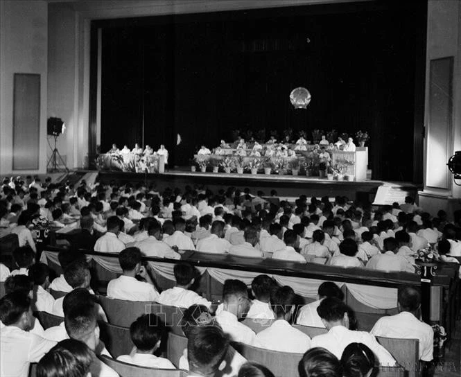 Quốc hội khóa III (1964–1971) là Quốc hội của thời kỳ đất nước thực hiện cả hai chiến lược cách mạng, thời kỳ chống Mỹ cứu nước "tất cả cho tiền tuyến, tất cả để thắng giặc Mỹ xâm lược". Miền Bắc tiến hành công cuộc xây dựng chủ nghĩa xã hội; Miền Nam đẩy mạnh cuộc đấu tranh giải phóng. Cao trào thi đua yêu nước dâng lên mạnh mẽ chưa từng có. Trong ảnh: Khai mạc kỳ họp thứ nhất, Quốc hội khóa III (27/6/1964).