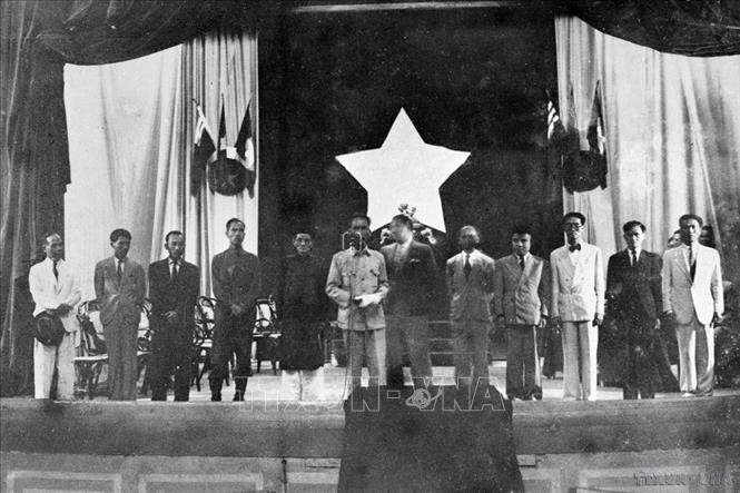 Giai đoạn năm 1946 - 1960, Quốc hội nước Việt Nam đã cùng với dân tộc trải qua nhiều khó khăn, gian khó để tiến hành sự nghiệp xây dựng và bảo vệ Tổ quốc. Trong ảnh: Chủ tịch Hồ Chí Minh đọc lời tuyên thệ trước Quốc hội tại kỳ họp thứ nhất, Quốc hội Khóa I (2/3/1946).