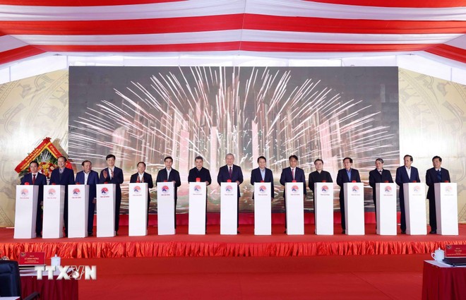 Tổng Bí thư Tô Lâm cùng các đại biểu thực hiện nghi thức khởi công xây dựng công trình Trường Phổ thông nội trú Tiểu học và Trung học Cơ sở Trường Hà.