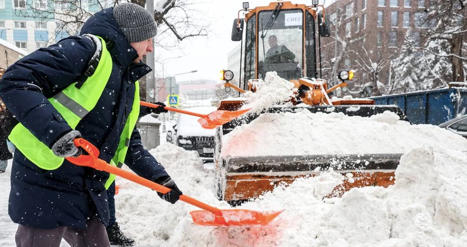 Hàng nghìn công nhân và hàng trăm xe dọn tuyết đã được huy động để duy trì giao thông tại thủ đô Mátxcơva, Nga.