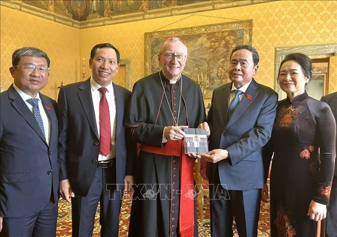 Chủ tịch Quốc hội Trần Thanh Mẫn và Phu nhân chụp ảnh chung với Thủ tướng Tòa thánh Vatican, Hồng y Pietro Parolin và trao đổi tặng phẩm.
