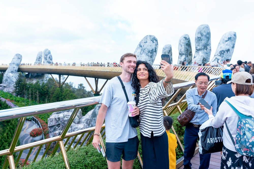 “Dạo bước trên mây” và check-in tại Cầu Vàng đã trở thành một trải nghiệm “must-try” khi du lịch Đà Nẵng.