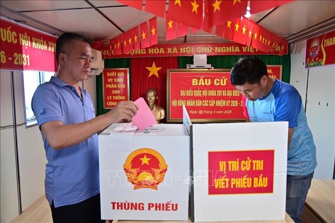 Thuyền viên tàu Hải An 68 bỏ phiếu bầu cử trên tàu Trường Sa 04.