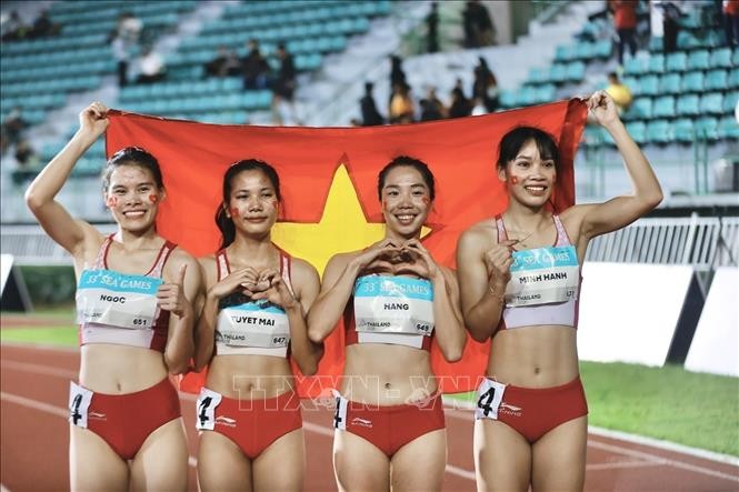 Các VĐV Hoàng Thị Minh Hạnh, Lê Thị Tuyết Mai, Nguyễn Thị Hằng, Nguyễn Thị Ngọc của đội điền kinh 4x400m nữ.