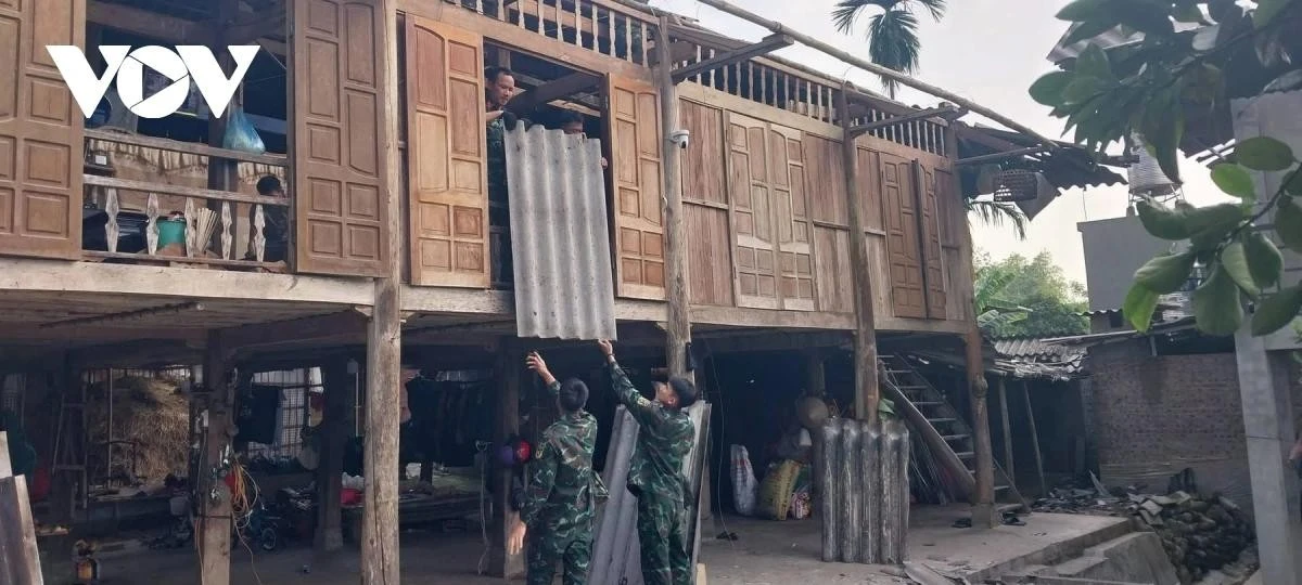 Cán bộ, chiến sĩ Bộ Chỉ huy Quân sự tỉnh Lào Cai lợp lại nhà cho người dân Nghĩa Lộ