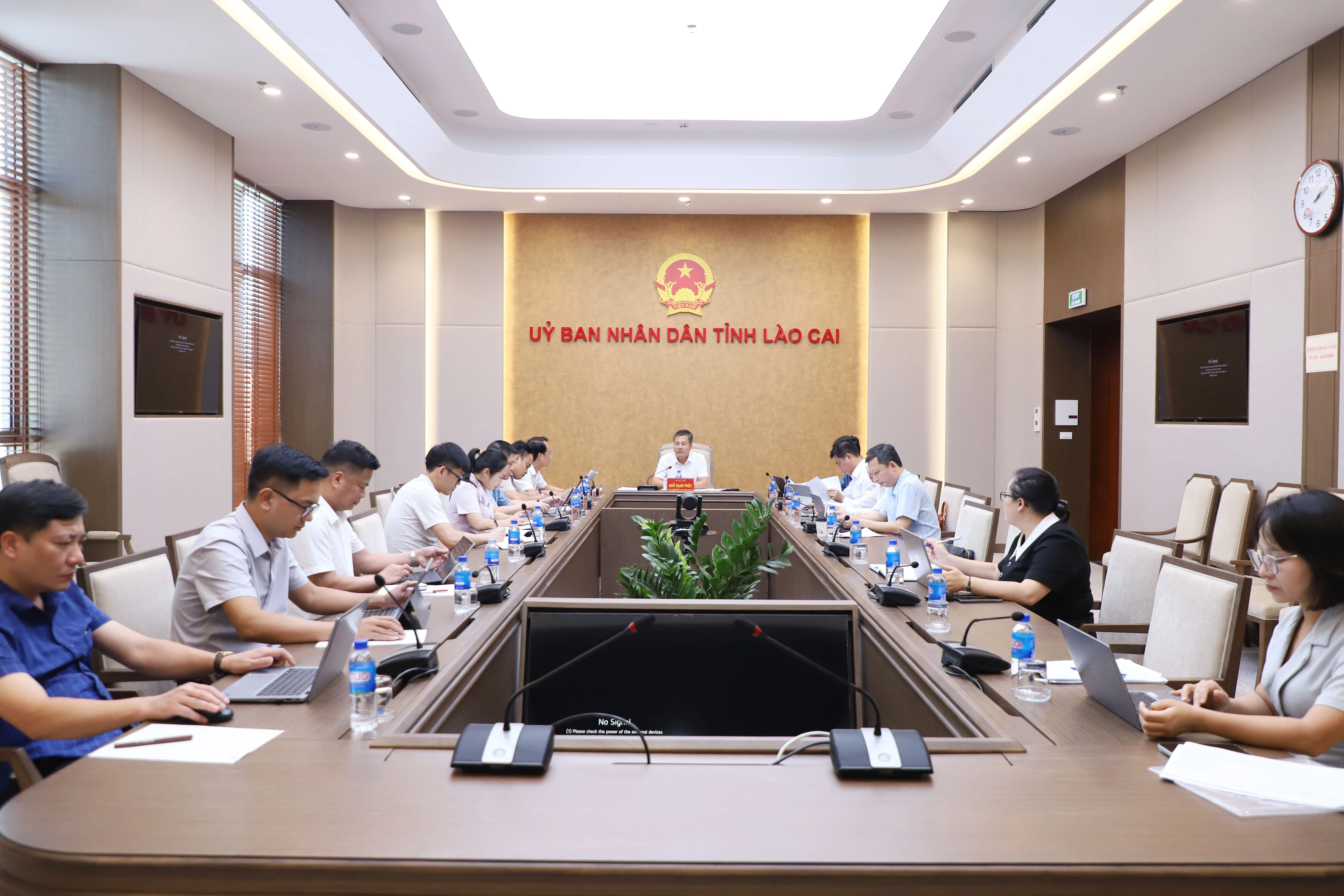 Quang cảnh cuộc họp.
