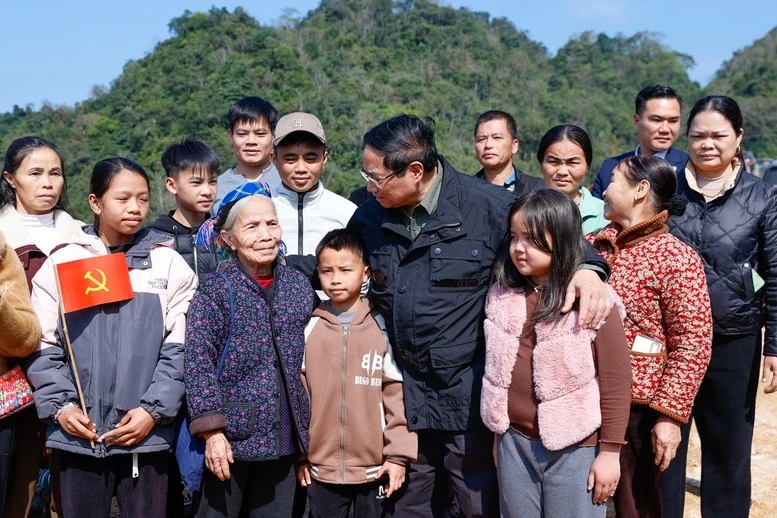 Thủ tướng cũng đề nghị các nhà thầu lớn tiếp tục tạo điều kiện cho doanh nghiệp địa phương tham gia chuỗi cung ứng, sản xuất để tạo thêm công ăn việc làm cho địa phương.