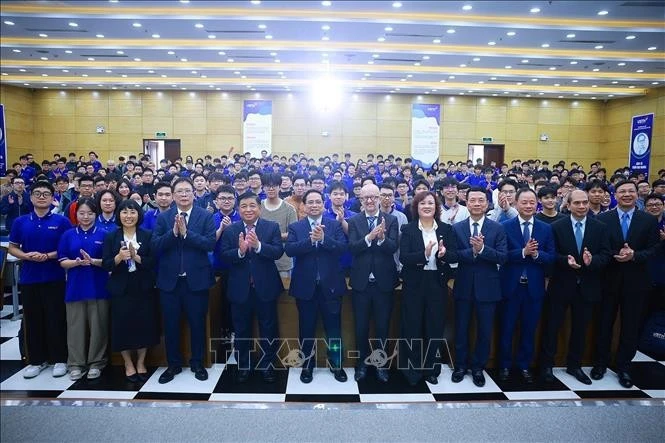 Thủ tướng Phạm Minh Chính với lãnh đạo Viện Hàn lâm Khoa học và Công nghệ Việt Nam và sinh viên Trường Đại học Khoa học và Công nghệ Hà Nội.