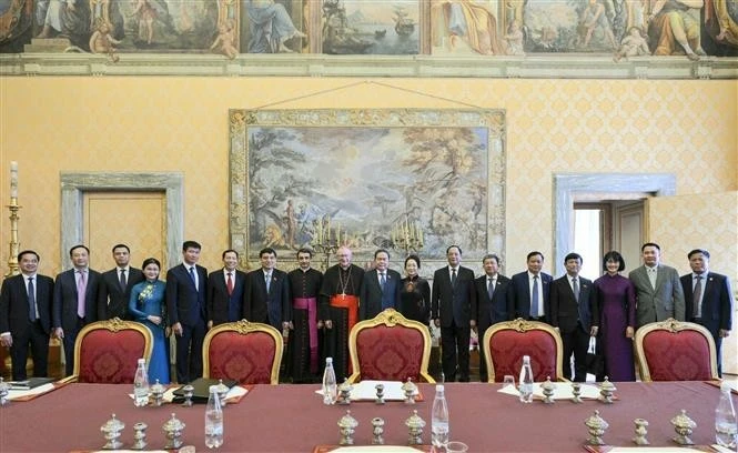 Chủ tịch Quốc hội Trần Thanh Mẫn và Phu nhân cùng Thủ tướng Tòa thánh Vatican, Hồng y Pietro Parolin và các đại biểu chụp ảnh chung.