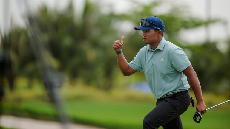 Golfer Nguyễn Nhất Long tiếp tục thi đấu ấn tượng.