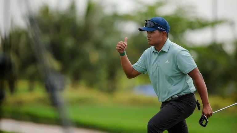 Golfer Nguyễn Nhất Long tiếp tục thi đấu ấn tượng.