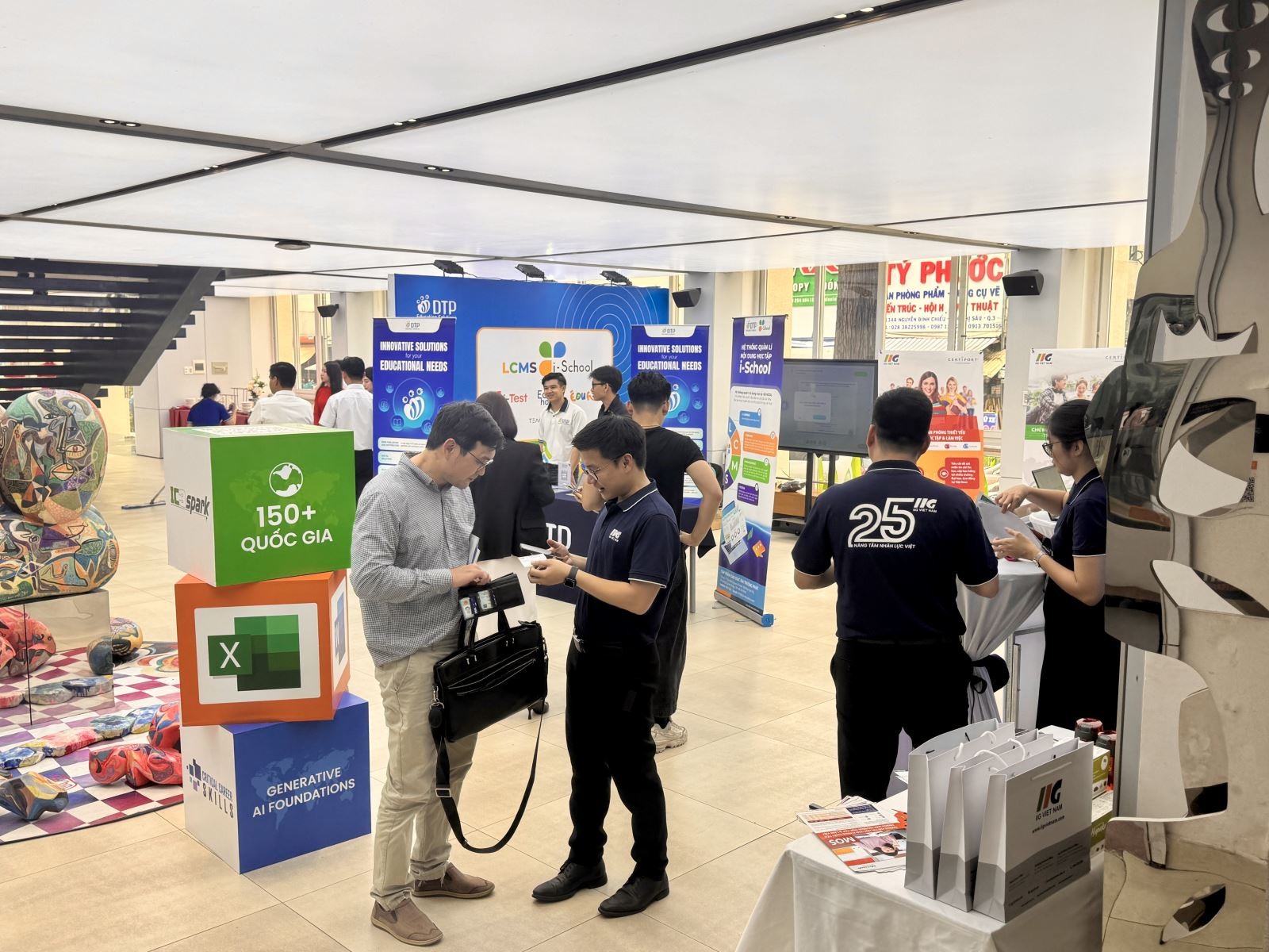 Sinh viên trường Đại học Kinh tế TP Hồ Chí Minh tìm hiểu về các ứng dụng khoa học công nghệ vào ngành học.