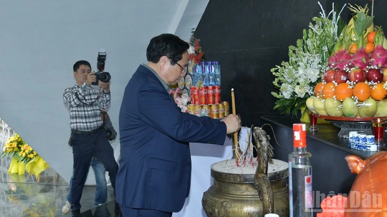 Thủ tướng Phạm Minh Chính dâng hương tưởng nhớ các Anh hùng liệt sĩ tại Nghĩa trang liệt sĩ quốc gia A1.