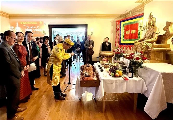 Đại diện cho các cộng đồng người Việt trên toàn Canada dâng hương tưởng niệm các Vua Hùng.