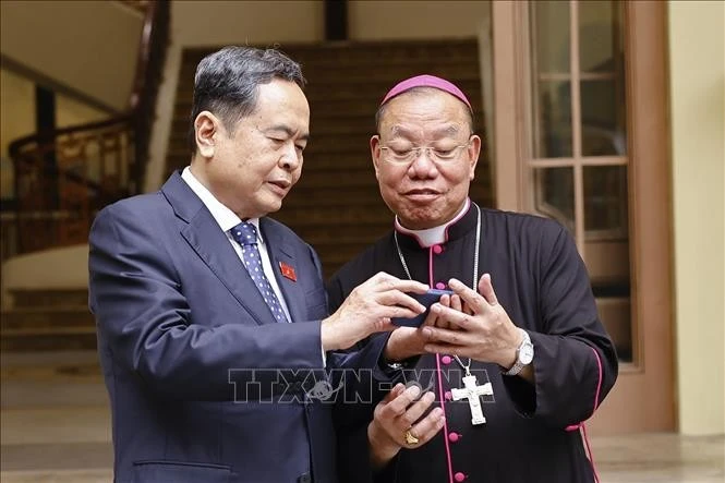 Chủ tịch Quốc hội Trần Thanh Mẫn với Tổng Giám mục Tổng Giáo phận Hà Nội Vũ Văn Thiên.