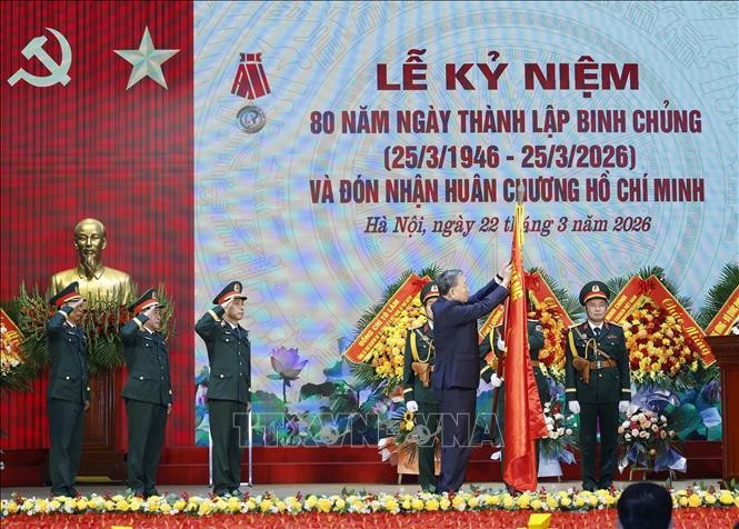 Tổng Bí thư Tô Lâm trao tặng Huân chương Hồ Chí Minh cho Binh chủng Công binh.