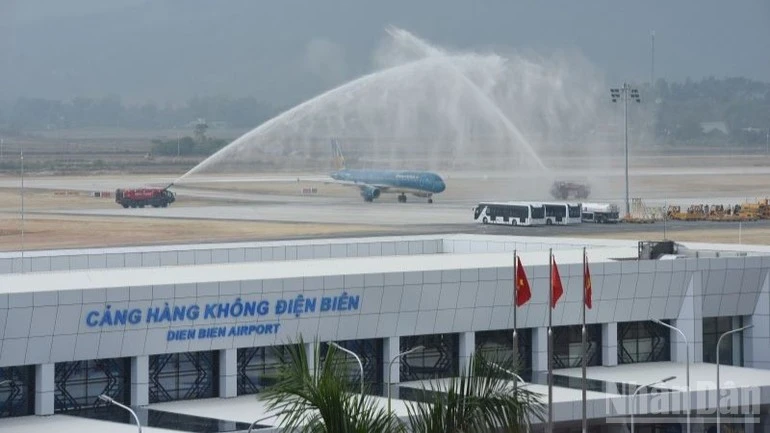 Với mạng bay nội địa phủ khắp 22 sân bay dân dụng trên cả nước, Vietnam Airlines đang khai thác nhiều đường bay có ý nghĩa kết nối thiết yếu.