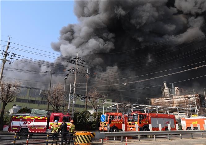 Hiện trường vụ cháy nhà máy sản xuất phụ tùng ô tô ở Daejeon, Hàn Quốc, ngày 20/3/2026.