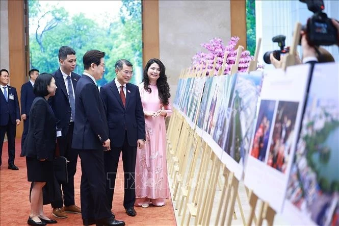 Thủ tướng Lê Minh Hưng và Tổng thống Hàn Quốc Lee Jae Myung tham quan trưng bày ảnh về quan hệ giữa hai nước, do Thông tấn xã Việt Nam thực hiện.