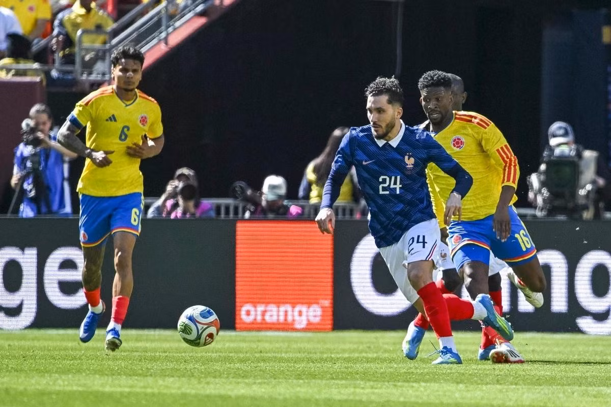 Pháp chủ động áp đặt lối chơi và kiểm soát thế trận trước Colombia.