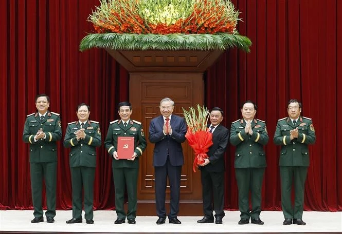 Tổng Bí thư, Chủ tịch nước Tô Lâm trao Quyết định chỉ định tham gia Quân uỷ, Ban Thường vụ, Bí thư, Phó Bí thư Quân uỷ Trung ương nhiệm kỳ 2025 - 2030.