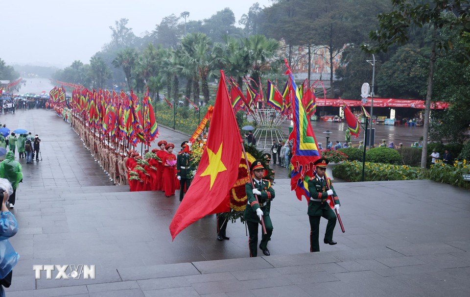Đoàn dâng hương khởi hành lên núi Nghĩa Lĩnh tại Lễ Giỗ Tổ Hùng Vương năm 2025.