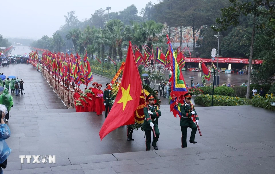 Đoàn dâng hương khởi hành lên núi Nghĩa Lĩnh tại Lễ Giỗ Tổ Hùng Vương năm 2025.