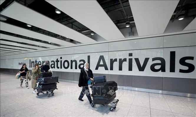 Hành khách tại sân bay Heathrow ở thủ đô London, Anh.